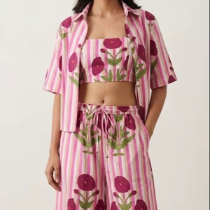 Ensemble 3 pièces en coton 100 % à fleurs roses pour femmes, haut à bretelles spaghetti, pantalon palazzo à jambes larges. - Product Image 1