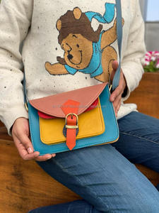 Piccola borsa a tracolla in pelle riciclata con borsa Color arcobaleno elegante e unica da donna con tracolla sostenibile - Product Image 2