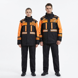 Veste de sécurité réfléchissante de qualité supérieure Cosh Sports, design durable noir et orange avec coupe athlétique pour une haute visibilité - Product Image 1