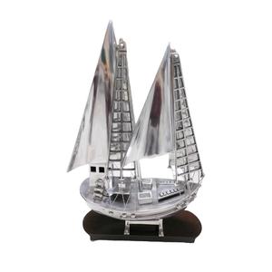 Sculpture de bateau à voile en laiton faite à la main, artisanat traditionnel en métal, décoration de table durable pour le bureau et le salon - Product Image 1