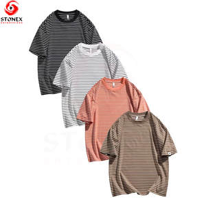 เสื้อยืดผู้ชายคุณภาพสูงสำหรับฤดูร้อน ลายทางพิมพ์ดิจิทัล ดีไซน์ใหม่ เป็นมิตรกับสิ่งแวดล้อม มีทุกขนาด และสามารถสั่งทำโลโก้ได้ - Product Image 1