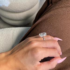 Bague de fiançailles en diamant de laboratoire taille radiant 10 carats _ Or blanc 18 carats avec halo caché _ Certifié IGI - Product Image 1