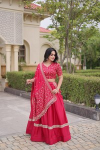 Conjunto de Lehenga Rojo Bordado con Lentejuelas y Zari en Satén - Product Image 5