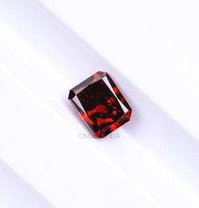 เพชร OM GEMS ทรง Radiant Cut สีแดงเข้มแฟนซี น้ำหนัก 1.5 กะรัต เพาะเลี้ยงในห้องปฏิบัติการ เจาะด้วยเลเซอร์ รับรองโดย IGI คุณภาพ VVS-VS สำหรับทำเครื่องประดับ - Product Image 2