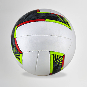 Ballon de football blanc CORE FIELD, motif noir et gris, accents rouges et verts, design classique à panneaux, écologique, léger et durable - Product Image 3