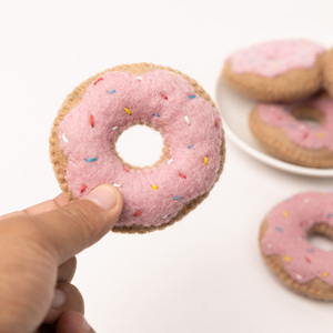 Adorno de Fieltro de Lana en Forma de Donut con Chispas, Juguete de Comida de Imitación, Juguete Educativo Hecho a Mano para Niños, Venta al por Mayor - Product Image 6