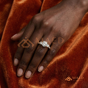 Elegante Anillo de Moissanita Redonda con Tríptico de Piedras Laterales y Tallo Pavé, Anillo de Compromiso de Oro Sólido de 18K para Ella, Anillo de Diamantes - Product Image 4