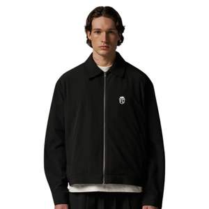 Veste technique zippée pour homme en noir avec un design moderne, tissu de haute qualité, détail de fermeture éclair élégant et coupe confortable - Product Image 5