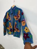 Veste bomber en velours brodée tendance |   Velours brodé à motif floral botanique et papillon, fermeture éclair, réversible, style bohème
