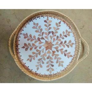 Plateau de service décoratif en bois d'acacia avec poignée en rotin, plateau en bois nordique organique avec incrustations, plateau rond en rotin à motif floral - Product Image 1