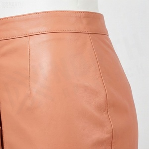 Jupe crayon mini en similicuir taille haute pour femme avec boutons sur le devant, couleur unie, design minimaliste, à porter toute l'année - Product Image 5