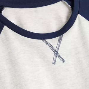 Traje de verano de dos piezas personalizado para hombre Camiseta de manga corta de color blanco y azul marino llamativa de estilo informal con pantalones cortos a juego - Product Image 6