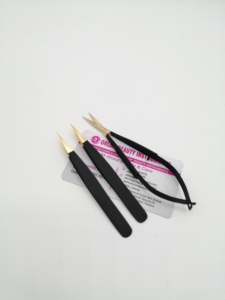 Pince à épiler sourcils personnalisée en acier inoxydable avec revêtement couleur, marque privée, pointe fine et ciseaux à ressort pour la coupe des poils des sourcils - Product Image 1