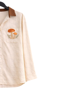 Conjunto de Dos Piezas para Mujer: Camisa Blanca y Pantalones Anchos Marrones, Estilo Casual de Algodón y Lino, con Bolsillo Bordado de Hongo, para Verano - Product Image 4