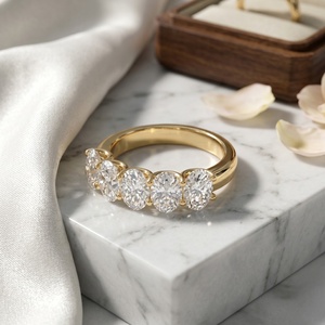 Anillo de banda con cinco piedras de corte ovalado de 1.00 quilates y engaste de garras - Product Image 2