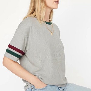 Camiseta Gris de Cuello Redondo para Mujer con Mangas a Rayas Rojas y Verdes, Corte Holgado, Estilo Casual, Logotipo con Transferencia Térmica, Primavera Verano - Product Image 2
