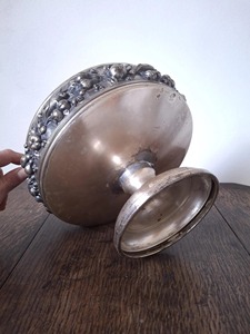 Cuenco decorativo de estilo vintage con base de diseño y acabado plateado para mesa de centro y decoración clásica del hogar, procedente de la India. - Product Image 4
