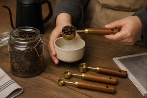 Juego de Cucharas Medidoras Rústicas de Latón y Madera para Café, Repostería, Especias y Cocina – Tazas Medidoras Hechas a Mano Estilo Vintage - Product Image 3