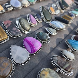 Anillo de Latón de Diseño Clásico de Excelente Calidad con Piedras Preciosas Naturales para Uso Diario Unisex y Uso en la Oficina Disponible a Buen Precio - Product Image 3