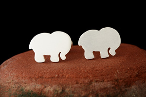 Mancuernillas con diseño de elefante en plata plateada - Product Image 1