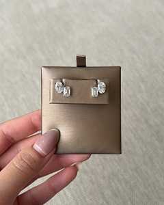 ต่างหูแบบติดหู Toi Et Moi ประดับด้วยเพชรทรงรีสีเขียวมรกตและเพชรแล็บโกรว์ 2 เม็ด ทองคำแท้ 14K 18K สำหรับใส่ทุกวัน สไตล์มินิมอล ราคาโรงงาน ขายส่ง - Product Image 3