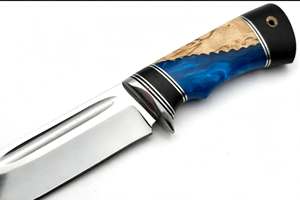 Outil utilitaire d'extérieur artisanal en acier inoxydable satiné avec manche hybride en bois et résine bleue - Product Image 6