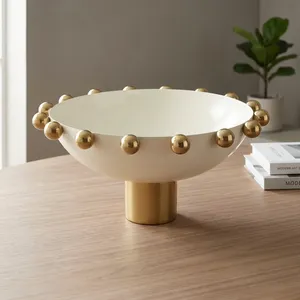 Tazón para servir con adornos dorados, elegante plato para crema con esferas metálicas pulidas en el borde sobre una base de pedestal de columna robusta - Product Image 1