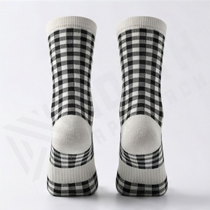 Chaussettes ras du cou en coton tricoté respirant à motif écossais, style décontracté pour adulte, design à carreaux blanc et noir - Product Image 2
