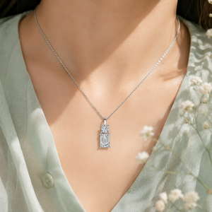Collier pendentif de luxe élégant Toi et Moi pour fiançailles et mariage avec diamants de laboratoire ronds et baguettes en or 10 carats blanc incolore - Product Image 3