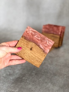 Juego de Posavasos Clásicos de Resina y Madera Ligera con Color Personalizado, Diseño Artístico Antideslizante Hecho a Mano y Ecológico para Cafeterías - Product Image 1