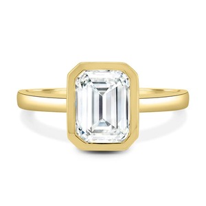 Anillo de Compromiso Minimalista con Diamante de Laboratorio de 2 Quilates con Corte Esmeralda, Engastado en Bisel, en Oro Amarillo de 14K, Certificado IGI, Claridad VVS, para Mujer - Product Image 1
