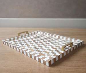 Plateau de service décoratif rectangulaire en bois sculpté à la main, style Art déco, motif floral horizontal, poignées en laiton - Product Image 1