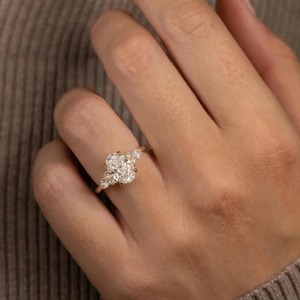 Anillo de Oro de 18K con Diamantes Cultivados en Laboratorio, Corte Oval y Marquise, Certificado IGI, Personalizable para Novia - Product Image 3