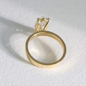 Anillo de Compromiso con Diamante Cultivado en Laboratorio de 1 Ct, Corte Ovalado, Claridad VS1, Color F, Oro Amarillo de 10k, Joyería Unisex, Certificado IGI - Product Image 2