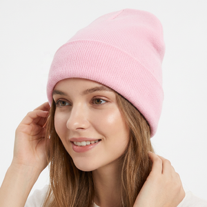 Gorro de Invierno Económico y Moderno, Personalizado con Parche Tejido, 100% Acrílico, con Diseño de Puntos, Lazo y Botón - Product Image 1