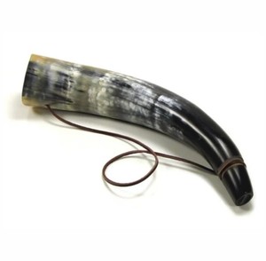 Sifflet artisanal en corne de buffle, finition naturelle, instrument sonore traditionnel, parfait pour les spectacles et expositions culturelles - Product Image 1