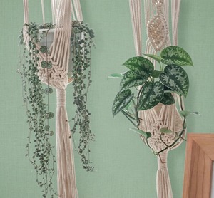 Elegante cesta colgante de macramé, macetero hecho a mano con cuerda de algodón, soporte decorativo para plantas, cesta colgante para decoración del hogar y balcón. - Product Image 4
