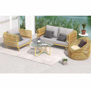 Encantador conjunto de sofá y sillón de ratán redondeado con cojines blancos y mesa redonda, disponible a precios de mayorista. - Product Image 5