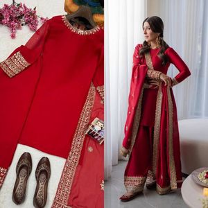 Conjunto de Kurta Tradicional de Algodón Rojo para Mujer con Cuello y Puños Bordados en Dorado, de Secado Rápido, Listo para Bodas, con Pantalones a Juego - Product Image 5