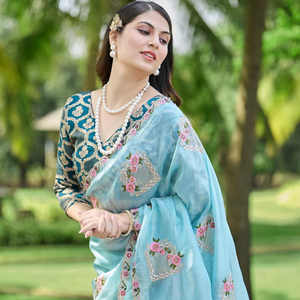 Sari de Seda Premium con Bordado Floral y Cristales Swarovski – Colección de Diseñador - Product Image 1