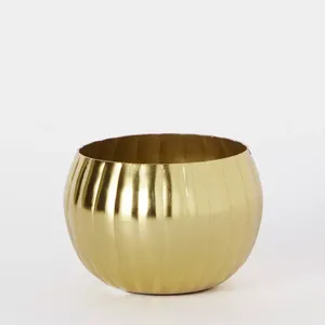 Elegante recipiente redondo dorado para velas con acabado metálico liso, ligeras ranuras verticales, estilo moderno minimalista. - Product Image 4