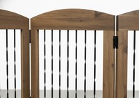 Barrière de sécurité pour animaux de compagnie autoportante à trois volets, en bois élégant avec barres métalliques durables, mobilier moderne de luxe écologique pour animaux.