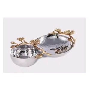 Bol de service tendance en acier inoxydable avec finition martelée, poignée en forme de papillon doré, plat à salade, bol de service pour mariage - Product Image 3