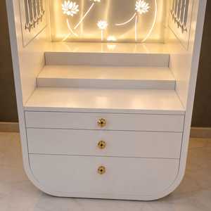 หิ้งบูชาไม้สีขาวสไตล์โมเดิร์น พร้อมไฟ LED ดีไซน์ดอกบัว ลิ้นชักเก็บของสุดหรู ทำจากไม้เนื้อแข็ง เหมาะสำหรับประกอบพิธีกรรมทางศาสนาในเทศกาลวิวาลี - Product Image 3
