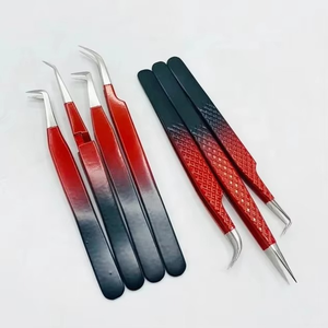 Pince à épiler professionnelle bicolore rouge et blanc en acier inoxydable thermolaqué avec logo personnalisé, embouts pointus en PVC pour extensions de cils - Product Image 3
