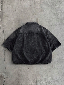 Camisa de mezclilla negra para hombre, lavada y desgastada, con doble bolsillo, manga corta, corte holgado, hombros caídos, estilo urbano, con botones al frente - Product Image 2
