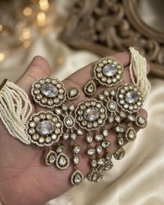 Parure de collier ras-du-cou et boucles d'oreilles de mariée style victorien, plaqué or, avec perles CZ et Kundan, inspirée des bijoux Moissanite - Product Image 1