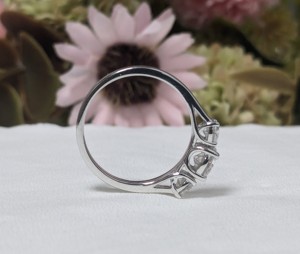 Anillo de compromiso con tres piedras redondas de moissanita de 1.15 quilates para mujer, anillo de boda con diamante solitario, oro blanco macizo de 14 quilates - Product Image 2