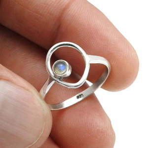 Bague en argent sterling 925 creuse en forme de poire pour femme, sertie de labradorite facettée ronde, style minimaliste bohème - Product Image 3