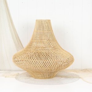 Lampe suspendue en rotin tressé artisanal, luminaire naturel de style bohème pour la décoration intérieure, idéal pour restaurant, hôtel, chambre à coucher - Product Image 4